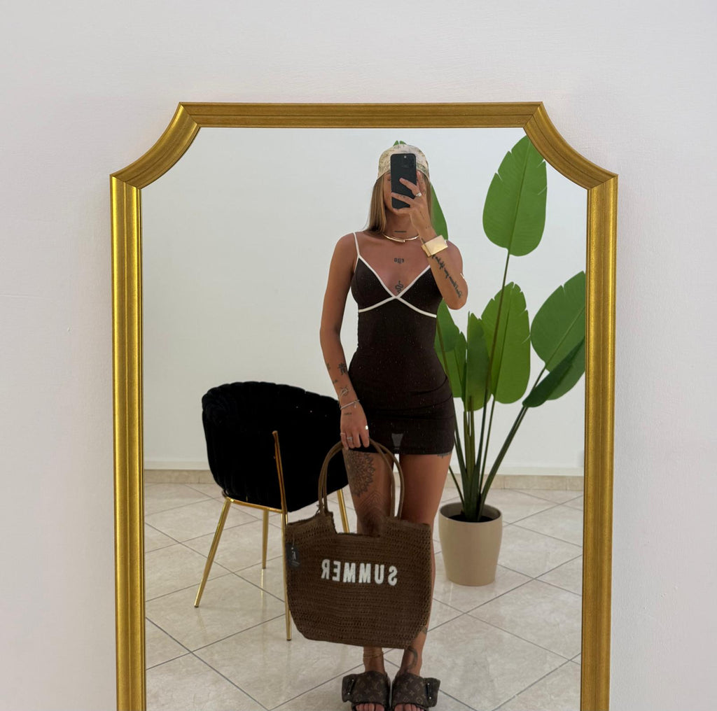 Ibiza Vibes miniabito marrone posa 4