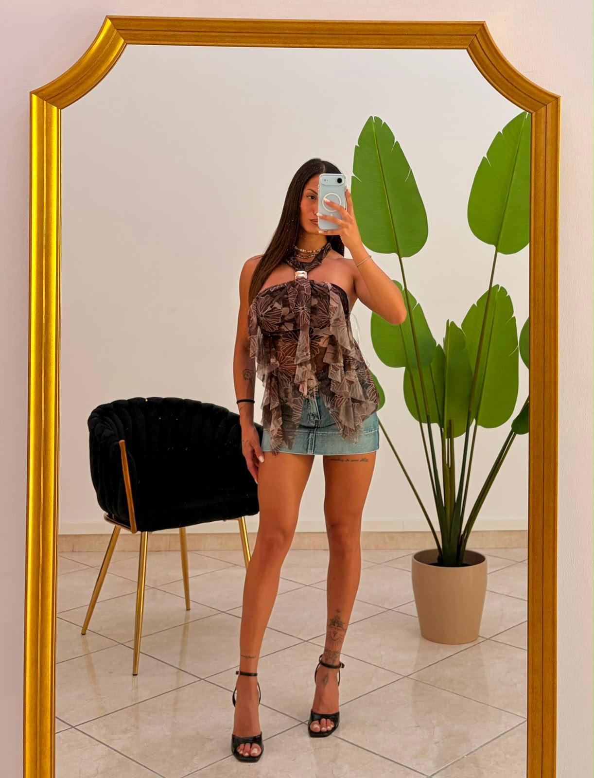 Top Ruffle Chiffon marrone indossato frontale