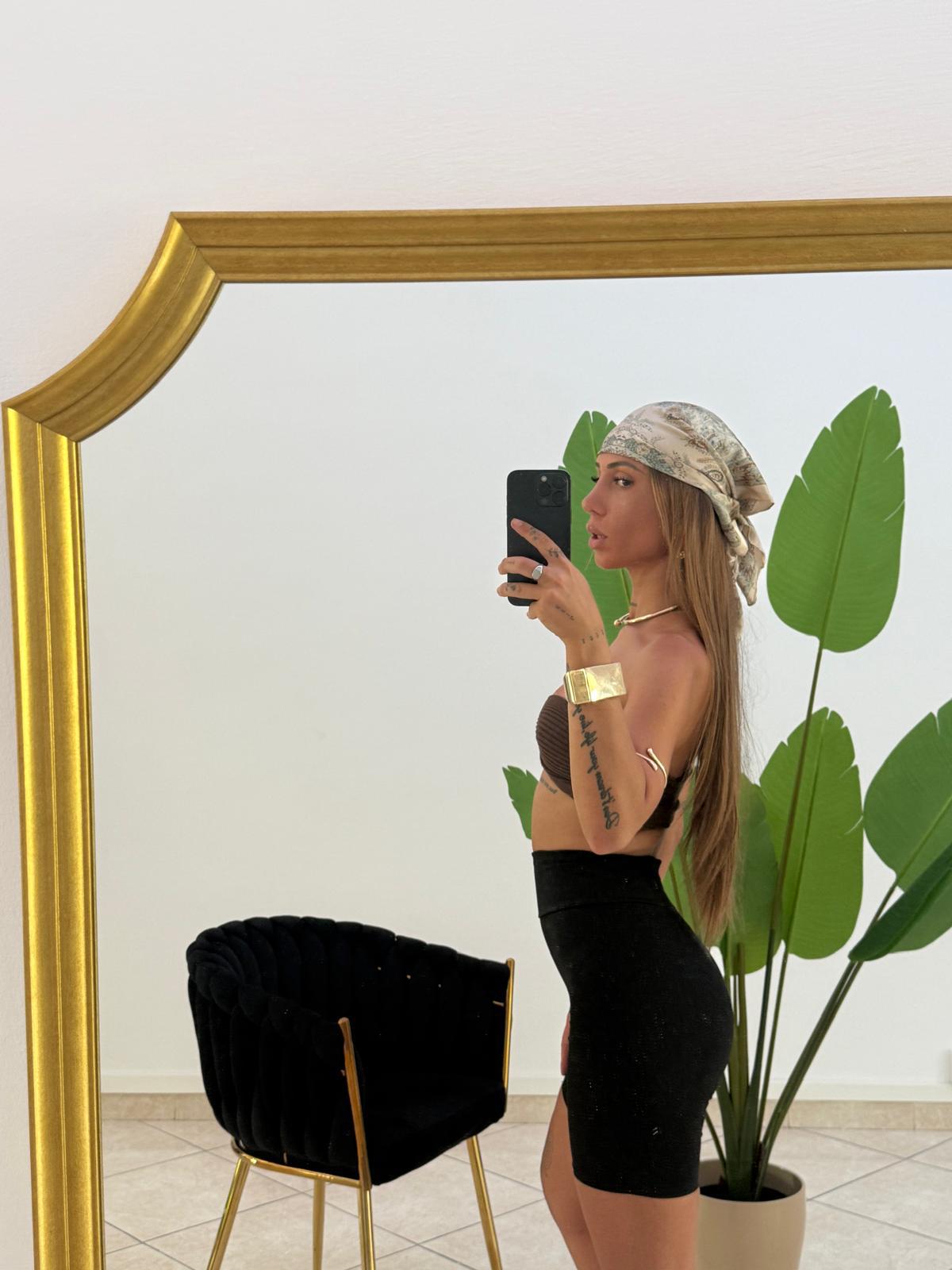 Top Crop Costine marrone indossato frontale