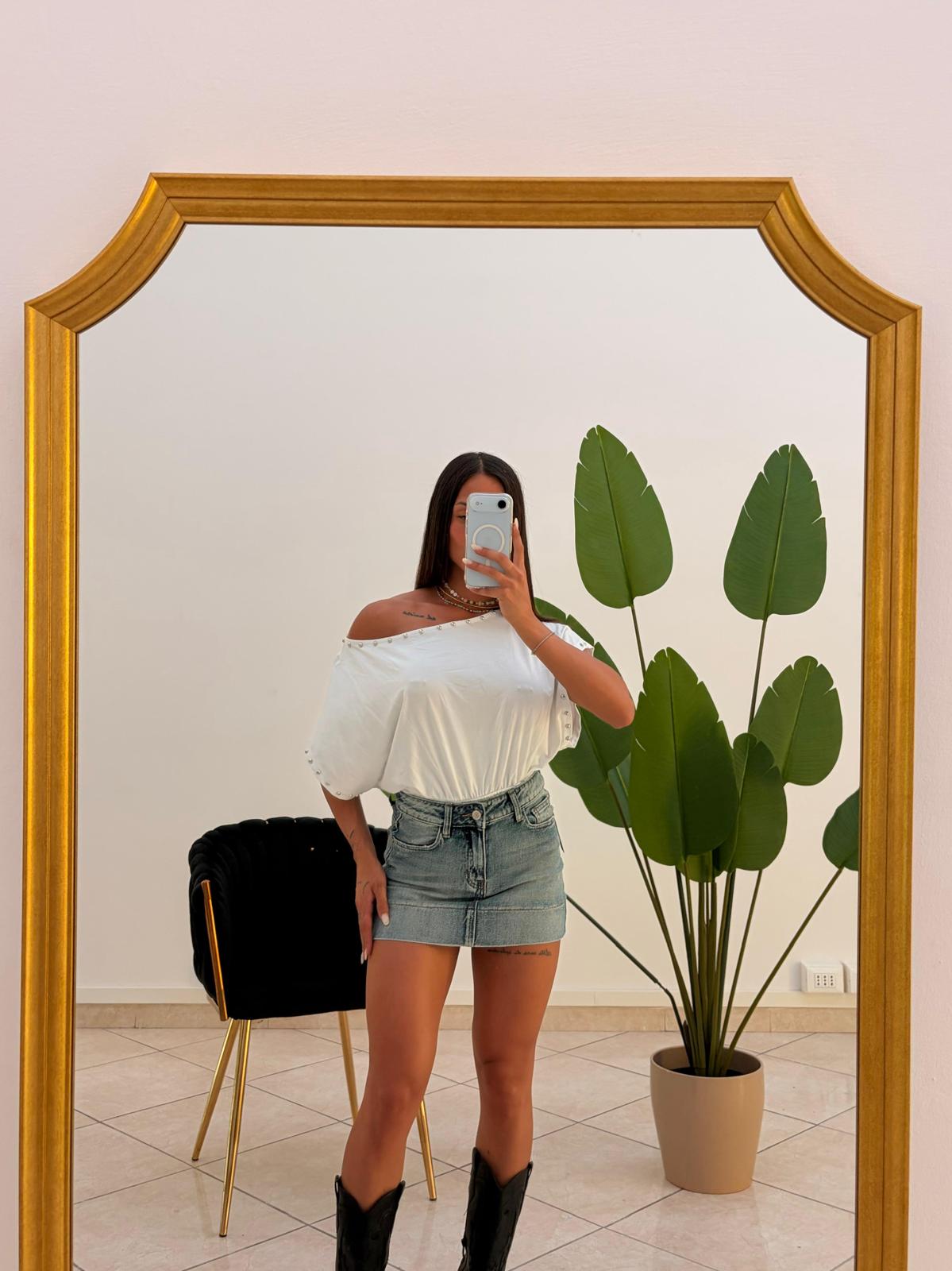 Top Pearl Off-Shoulder bianco indossato