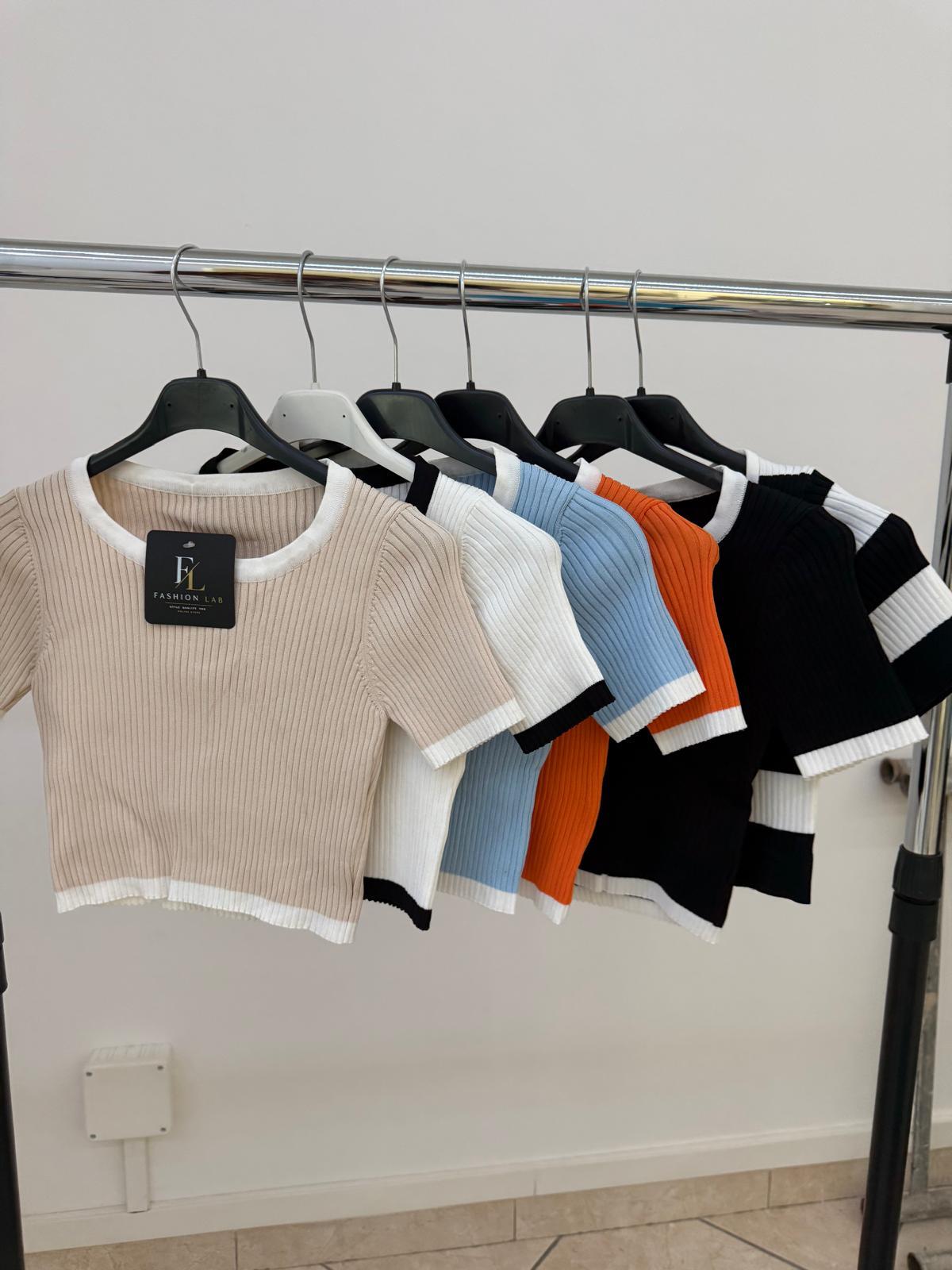 Maglia Crop Costine Bicolor in 5 colori su appendiabiti