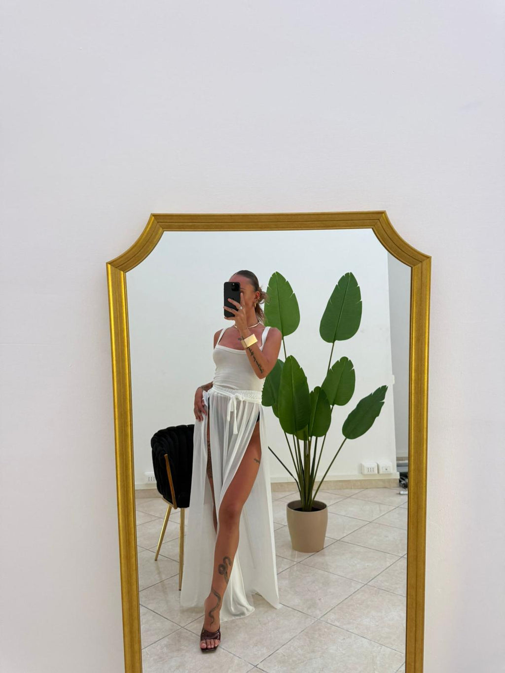 Copricostume bianco indossato laterale