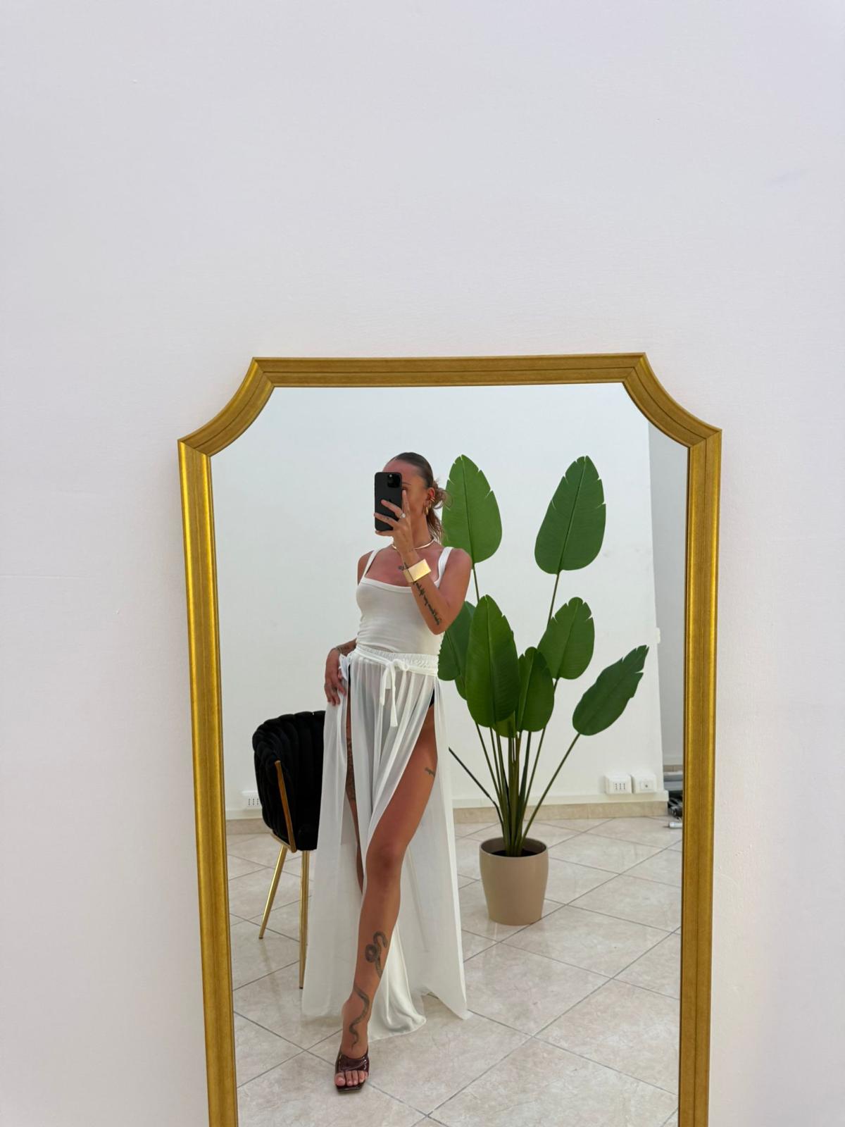 Copricostume bianco indossato laterale