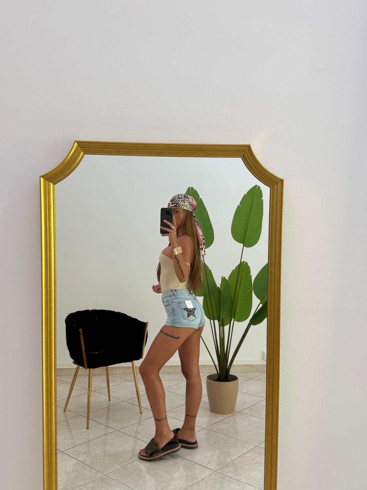 Shorts jeans con stelle indossati laterale