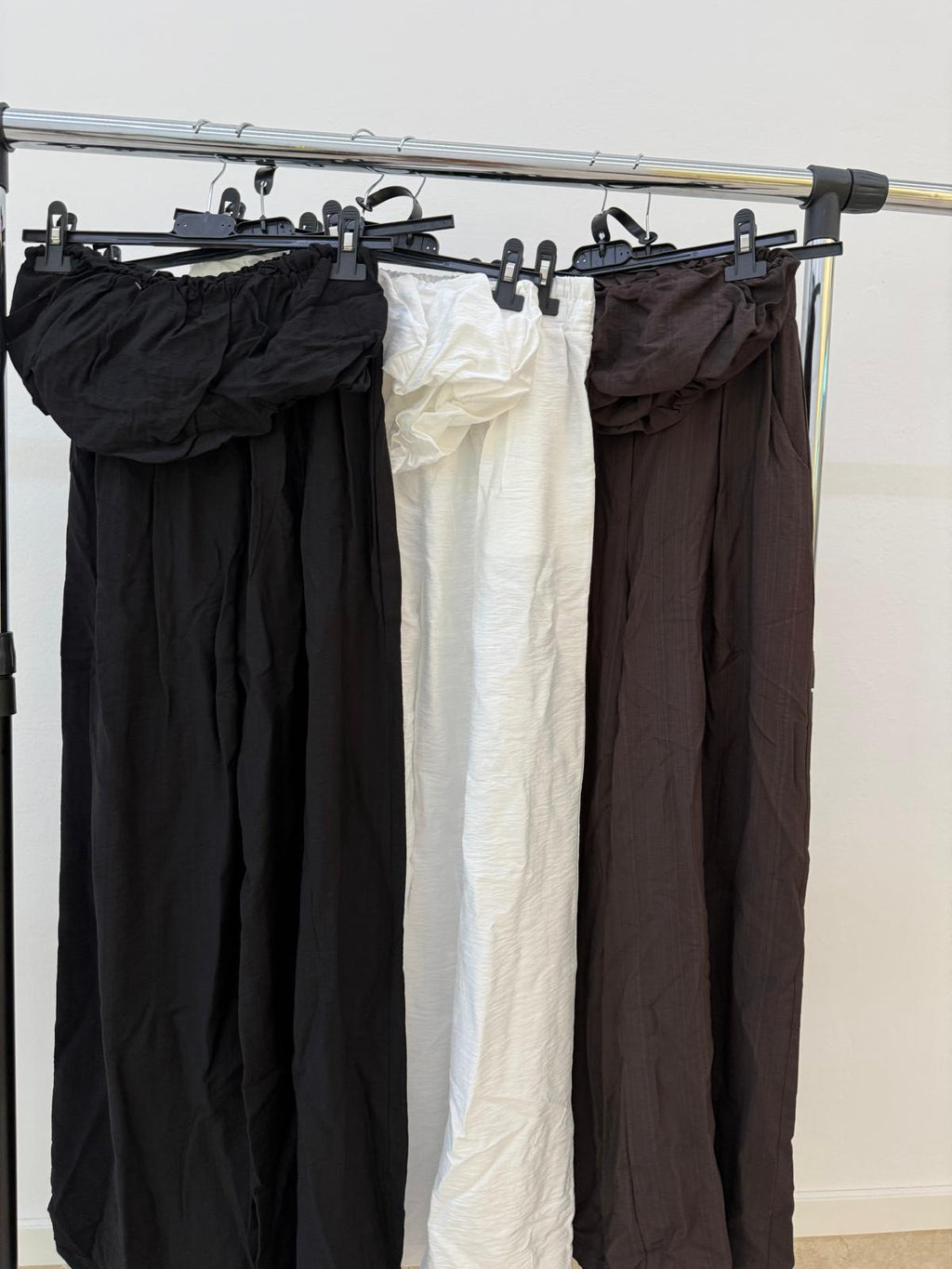 Coordinato pantalone fluido in 3 colori su appendiabiti
