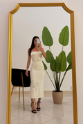 Abito bianco con strass — in piedi