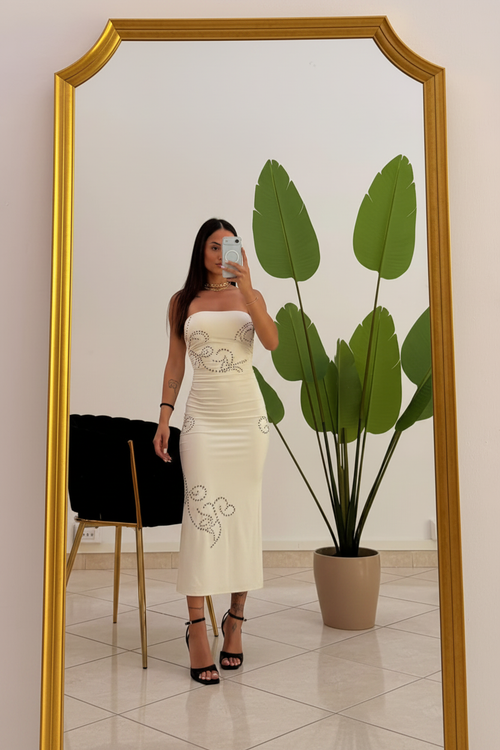 Abito bianco con strass — in piedi