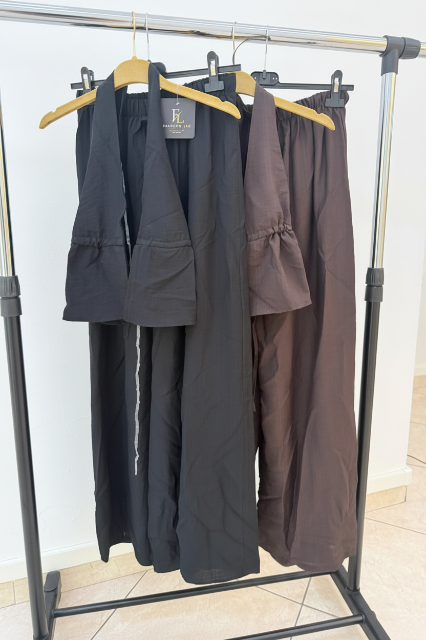 Coordinato top e pantaloni su grucce estetiche