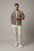 Modello con camicia geometrica crochet