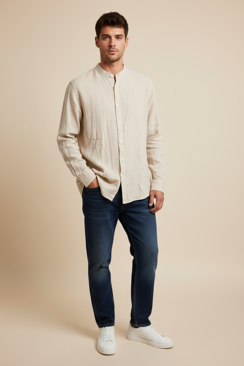 Modello uomo camicia lino beige con bottoni