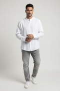 Modello uomo camicia lino bianca con bottoni