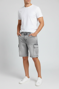 Modello uomo cargo shorts denim grigio acid wash