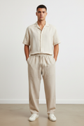 Modello uomo pantaloni lino beige